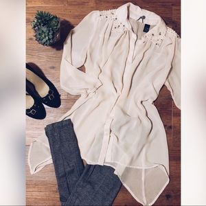 BKE Boutique Medium Sheer Cream Tunic Blouse